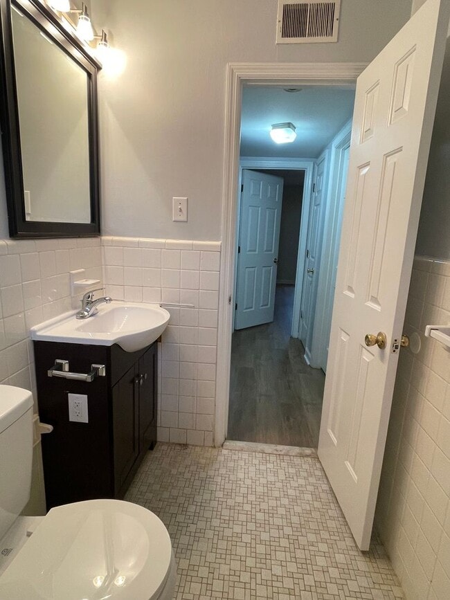 Building Photo - 2 bedroom, 1 bath apartment in small compl...