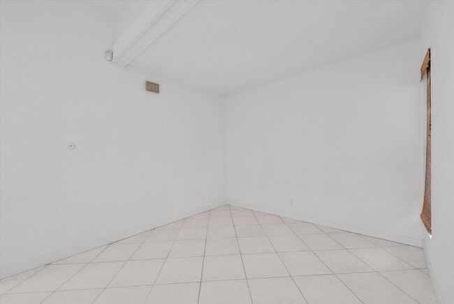 Building Photo - "Rare Single-Story Remodel: Modern 3BR End-Unit in University Park