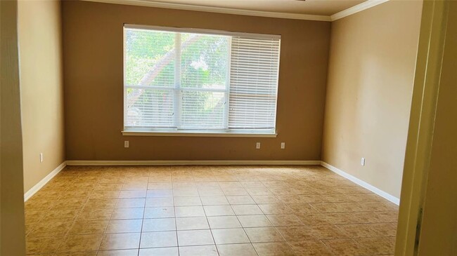 Building Photo - 513 Fallen Oaks Dr