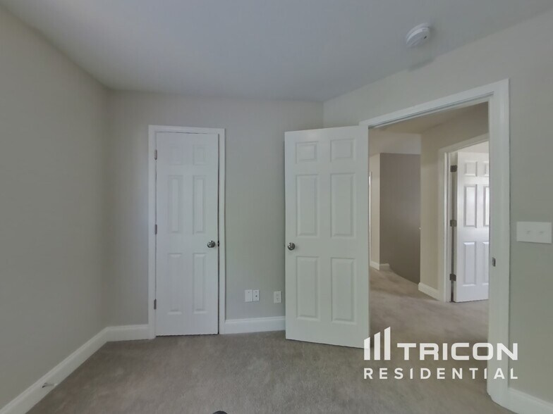 Building Photo - 2433 Terra Dr