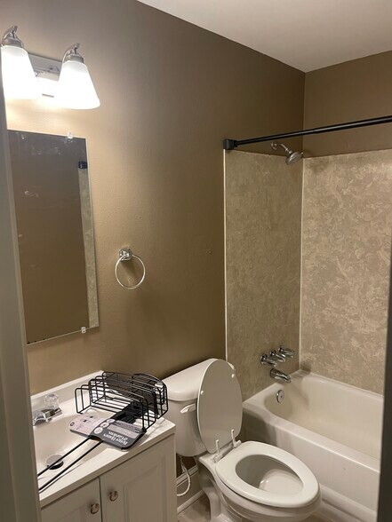 Bathroom - 2621 Tupelo St