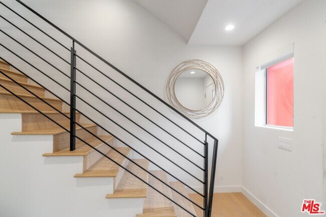 Building Photo - 855 N Detroit St