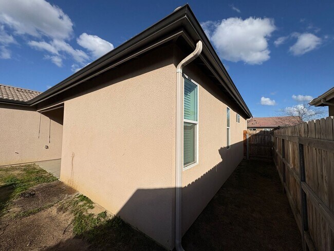 Building Photo - Beautiful home in a gated community Rent Ready!