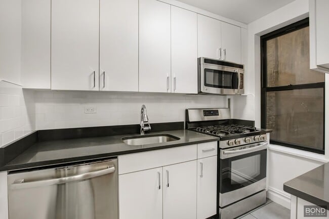 Building Photo - 137 E 38th St