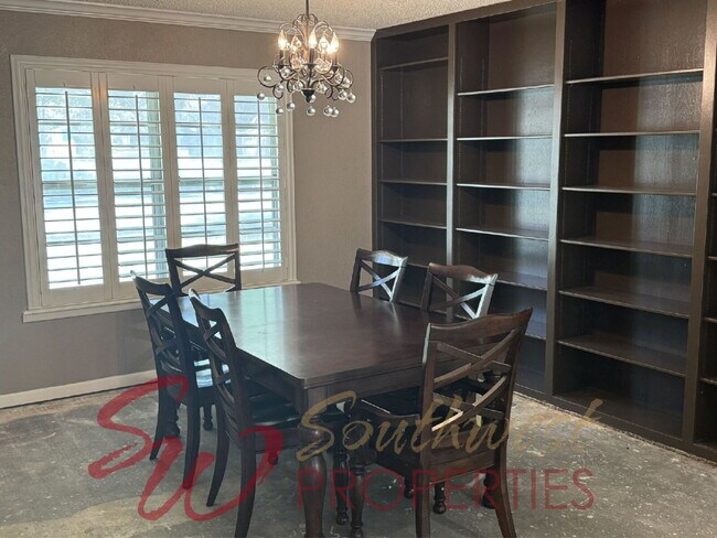 Building Photo - Lovely, spacious home that welcomes you in!