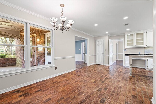 Building Photo - Spacious 4 Bedroom in Desirable Hickory Ridge