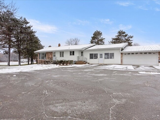Building Photo - 3 Bedroom House on Mille Lacs Lake - All U...