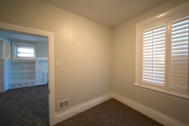 Building Photo - 40 N Meadowcroft Ave