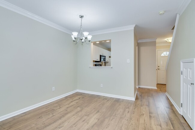 Building Photo - 2 Bedroom 2.5 Bath Townhouse