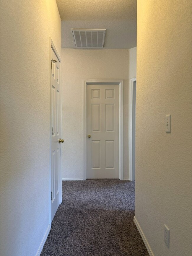 Building Photo - Move in Ready 3/2