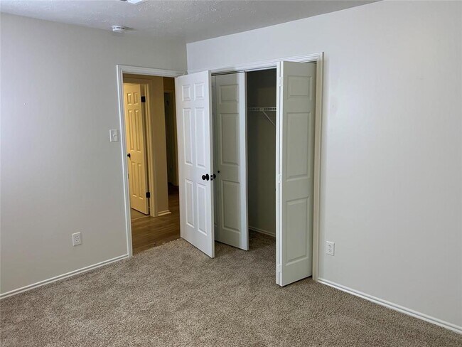 Building Photo - 610 Woodlake Cir