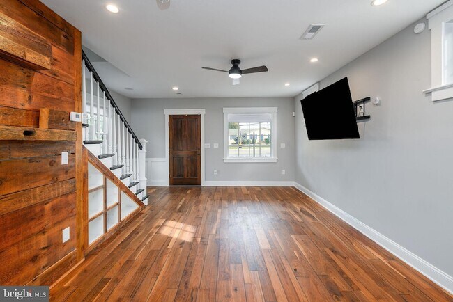 Building Photo - 608 Main St