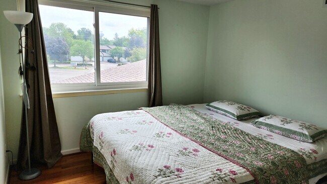Building Photo - Spacious 3 bedroom Condo near Northville d...