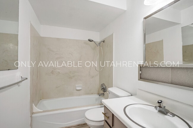 Building Photo - 1639 Woodland Dr