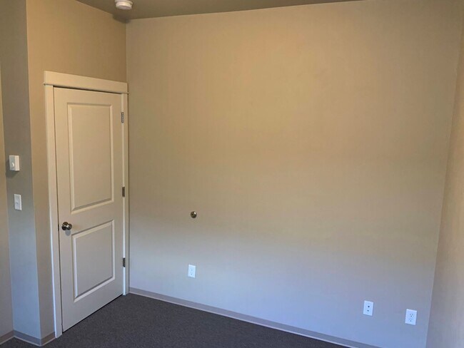 Building Photo - Move In Special!!  Close to Campus on 14th...