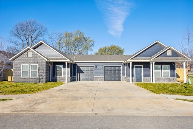 Building Photo - 802 Vly Oaks Ln