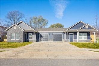 Building Photo - 813 Vly Oaks Ln