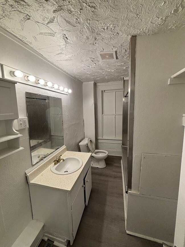 Building Photo - 2 bedroom 1 bathroom House