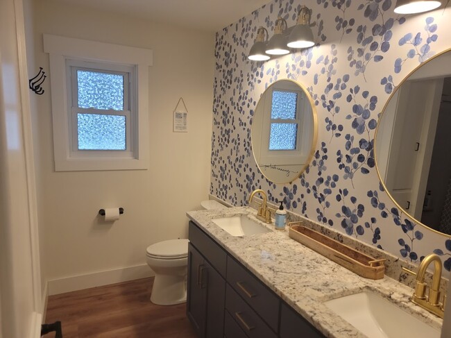 Master bath with double sinks, and granite countertops - 2836 Sleepy Hollow Rd