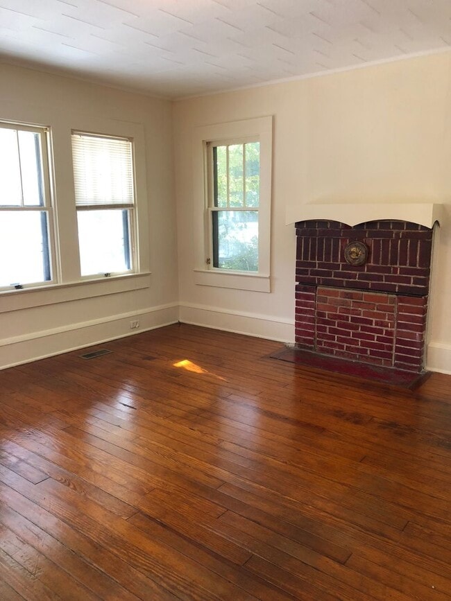 Building Photo - 1211 N Main St