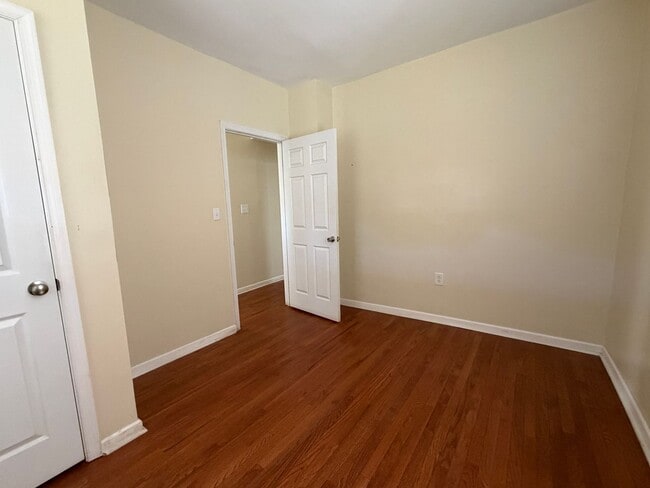 Building Photo - 3 / 4 Bedroom Home
