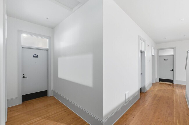 Building Photo - MOVE IN SPECIAL - NEWLY RENOVATED DOWNTOWN SALEM STUDIO