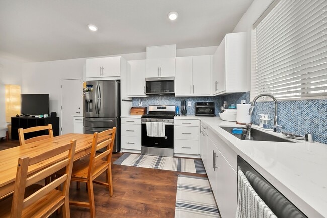 Building Photo - 1 Bed/1 Bath Modern Condo in Upper Land Park