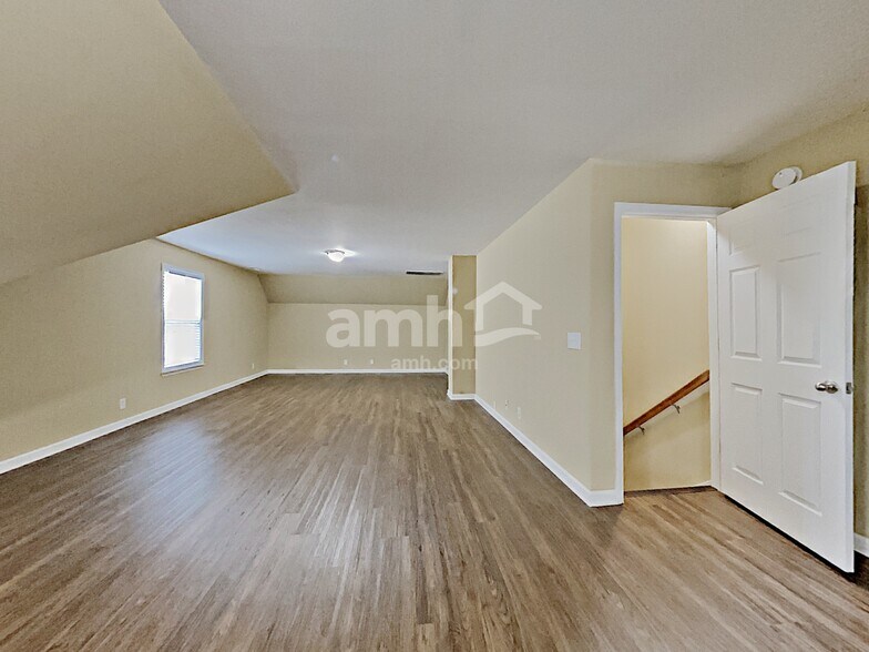 Building Photo - 1262 Lasalle Dr