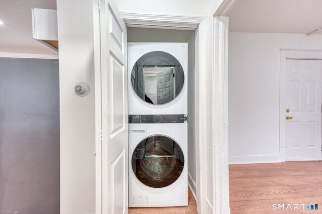 Building Photo - 152 Oak St