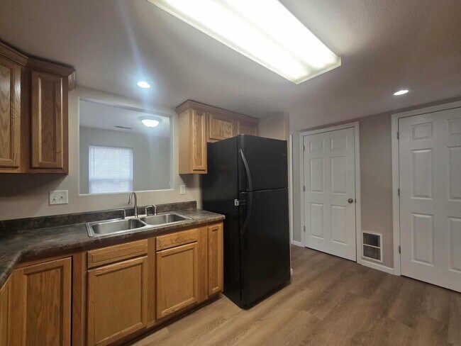 Building Photo - 936 W 8th St