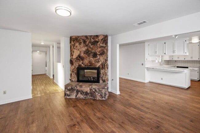 Building Photo - Available Now! Spacious 3BR, 2BA, 1,76sq.ft. 2 car garage.