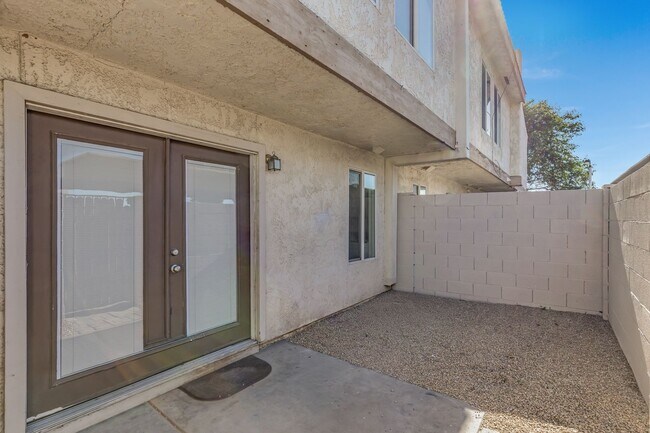 Building Photo - Remodeled 3/2 off Indian School & 43rd Ave