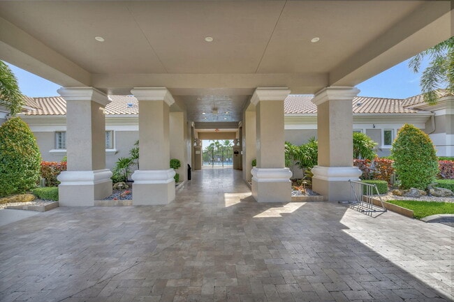 Building Photo - 12372 Cascades Pointe Dr