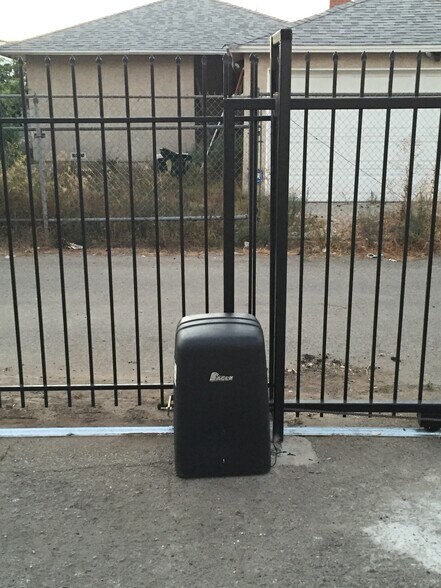 Building Photo - 2123 Alsace Ave