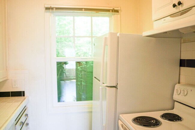 Building Photo - Cottage Cutie in John's Landing: HWs, Big ...