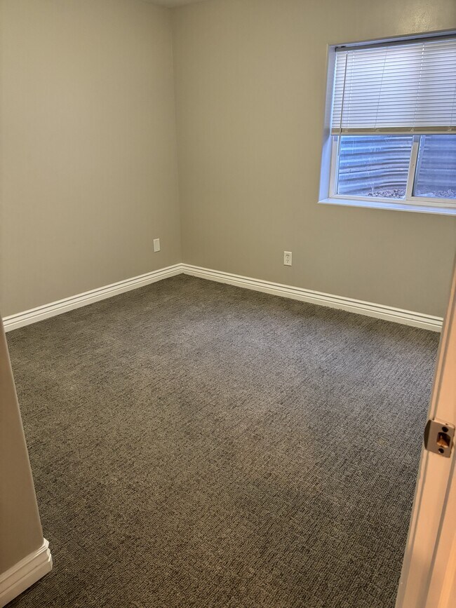 Building Photo - 405 W 375 N