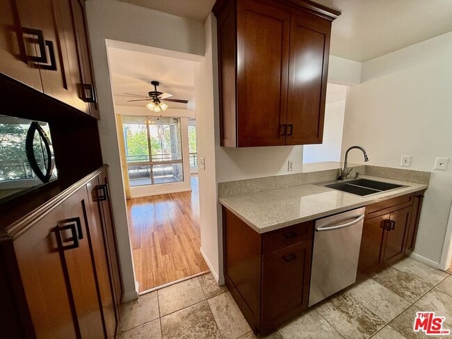 Building Photo - 5600 Kensington Wy