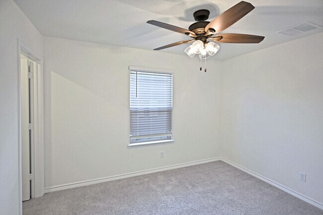 Building Photo - 512 Dakota Crk