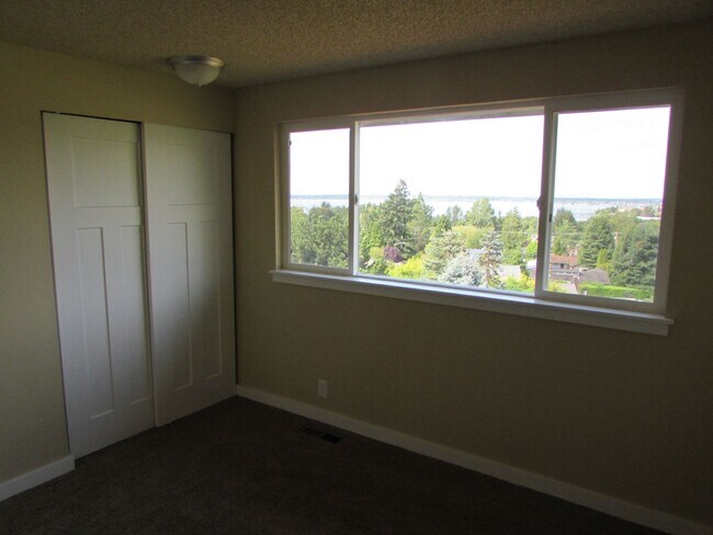 Building Photo - Large 4 Bedroom Edgemoor Home w/ Mother-in-law Suite
