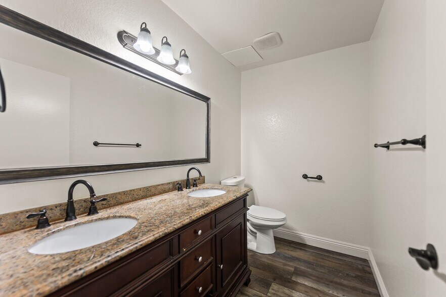 Building Photo - 248 E Buckthorn St