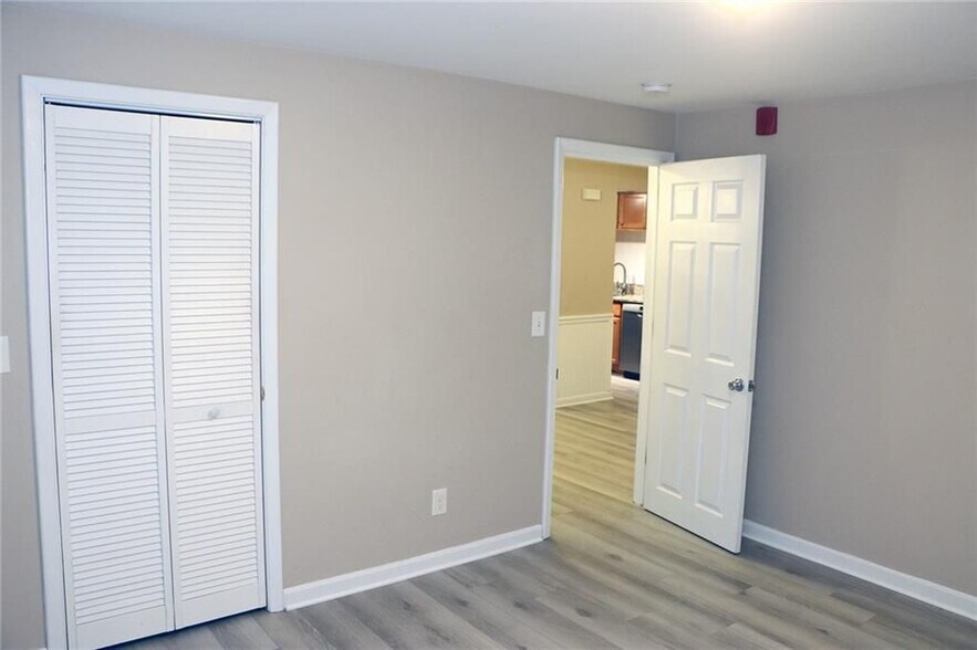 Building Photo - 50 Carnation St