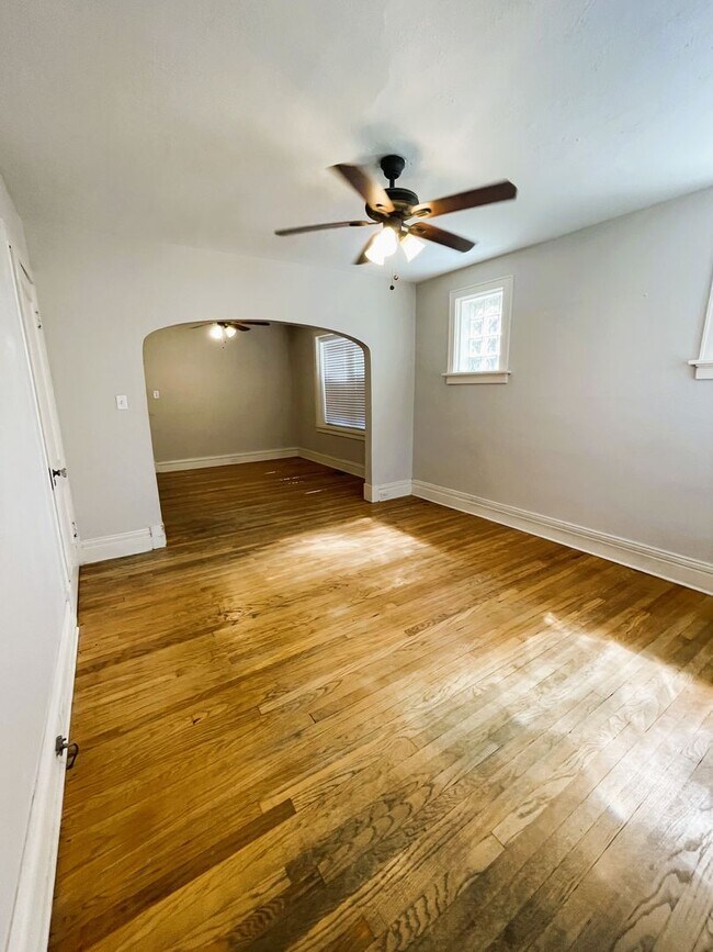 Building Photo - Lindenwood Ave 4919-4921