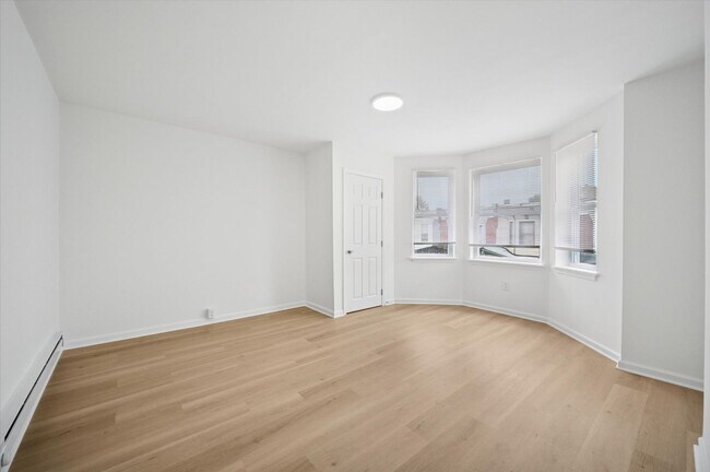 Building Photo - Gorgeous 4-Bedroom Townhome in West Philad...