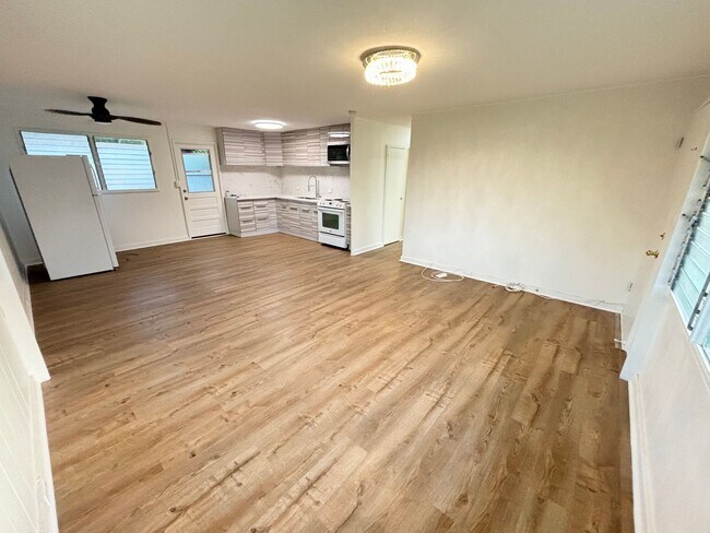 Building Photo - Newly Updated Gorgeous 3 Bed, 1.5 Bath Single Family House in Pearl City Available Now!