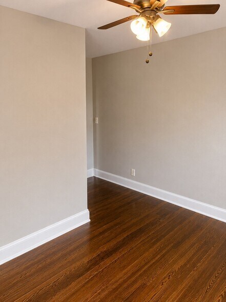 Building Photo - 206 Oak St