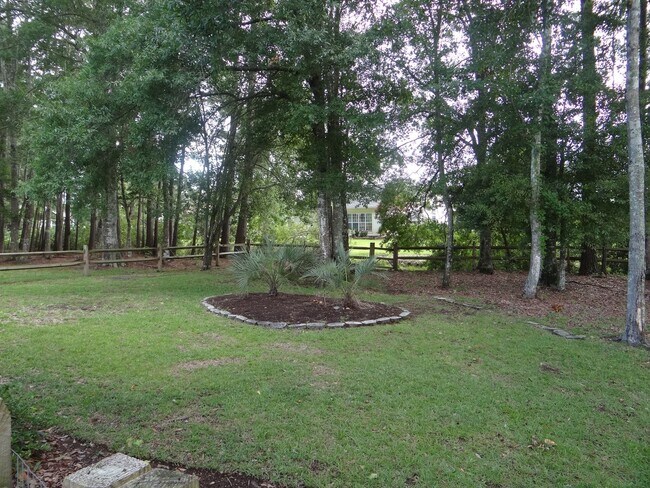 Building Photo - Lovely 3 bedroom 2 bath home in 55 and older neighborhood with 2 car garage