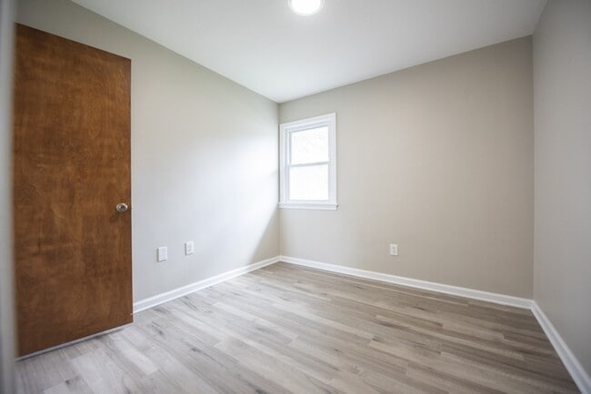Building Photo - 9328 W Ridgewood Dr