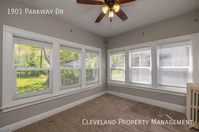 Building Photo - Updated Cleveland Hts. Colonial