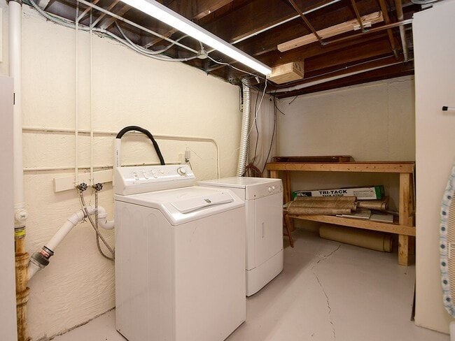 Building Photo - Cute Bungalow