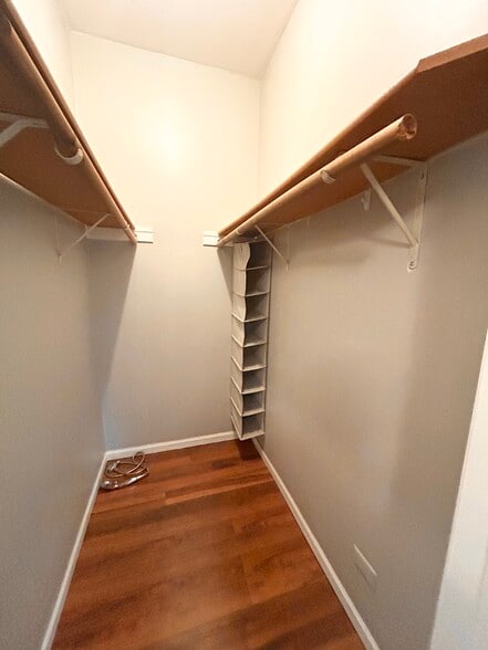 Building Photo - 842 N Wood St